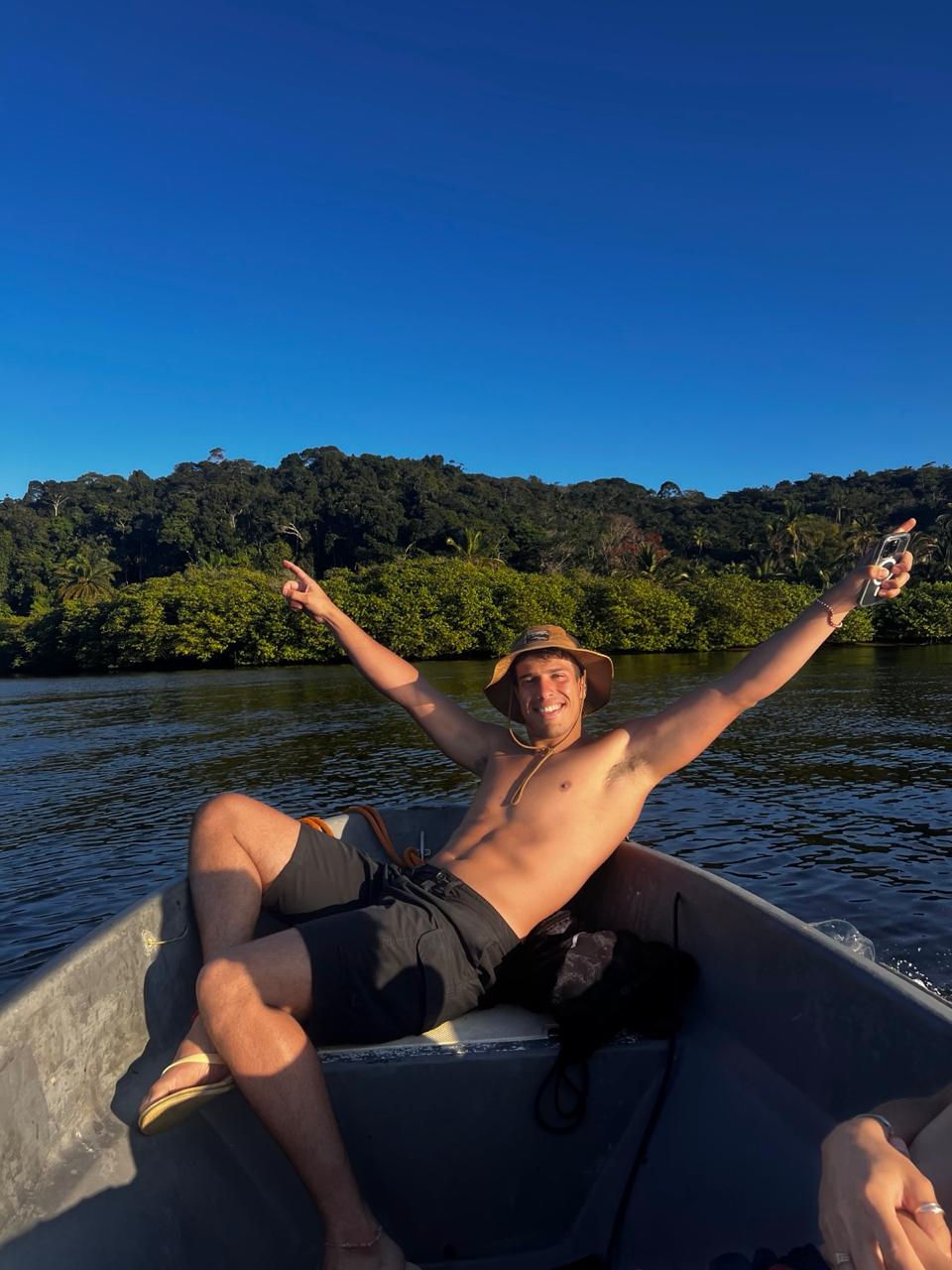 Francisco navegando en bote por un río de selva